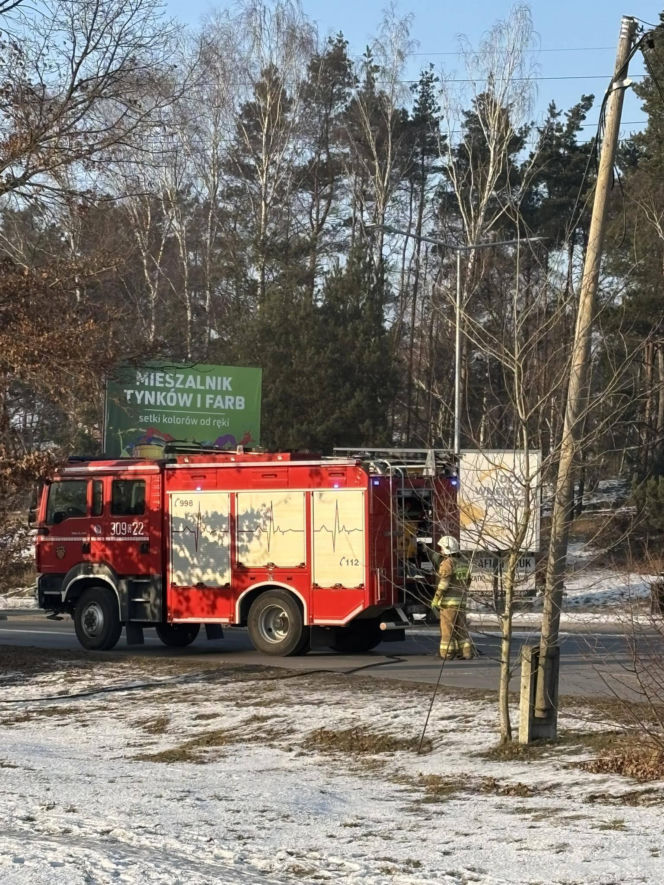 Bohaterska reakcja w czasie pożaru auta pod sklepem! Klient nie wahał się ani chwili