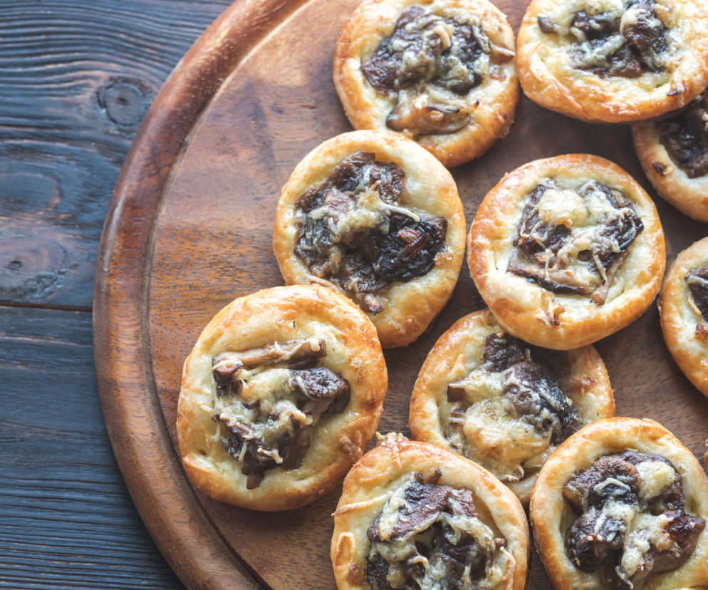 Mini pizze z grzybami: drożdżowe tartaletki z grzybami i serem