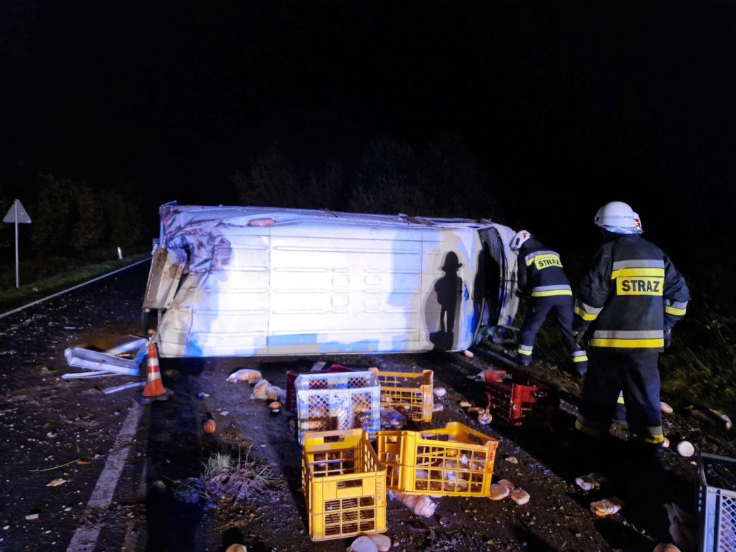 Smyków. Kierowca dostawczego mercedesa wylądował w rowie i dachował