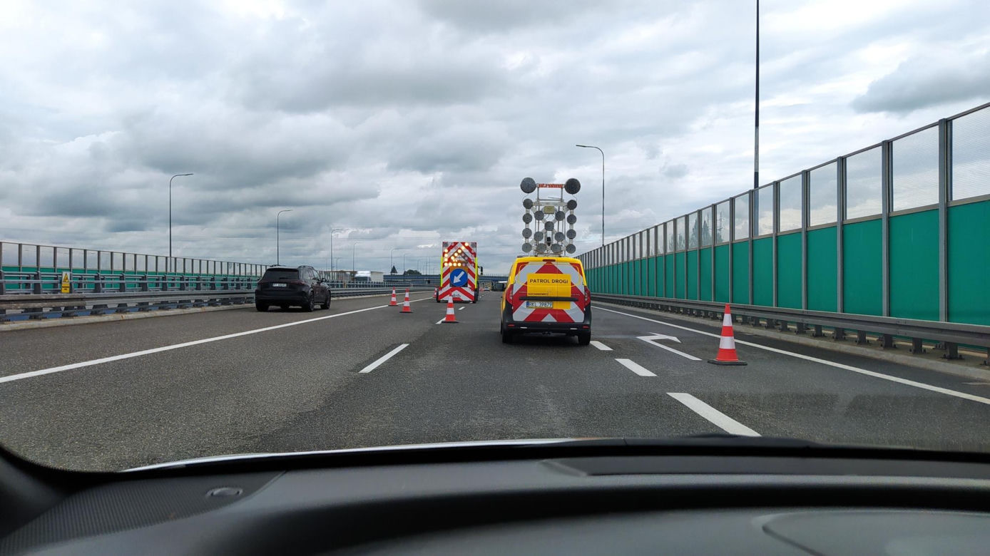Gigantyczne utrudnienia na A4. Z ciężarówki wypadł ogromny element turbiny