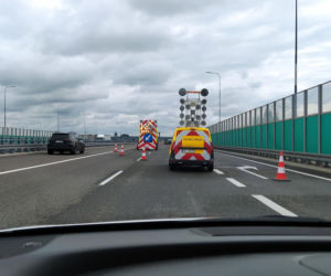 Gigantyczne utrudnienia na A4. Z ciężarówki wypadł ogromny element turbiny