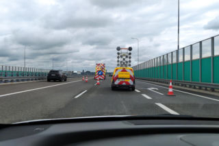 Gigantyczne utrudnienia na A4. Z ciężarówki wypadł ogromny element turbiny
