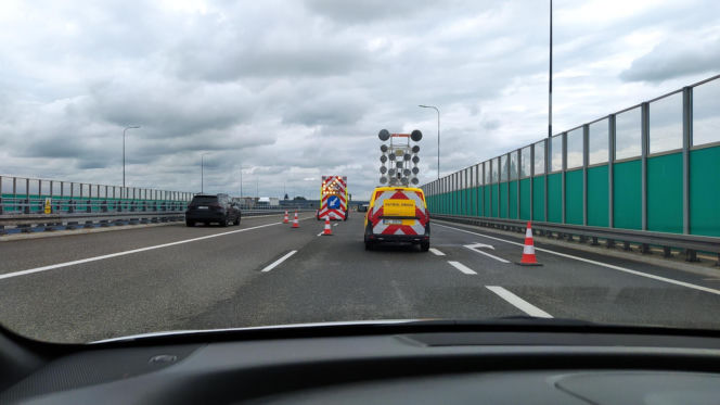 Gigantyczne utrudnienia na A4. Z ciężarówki wypadł ogromny element turbiny