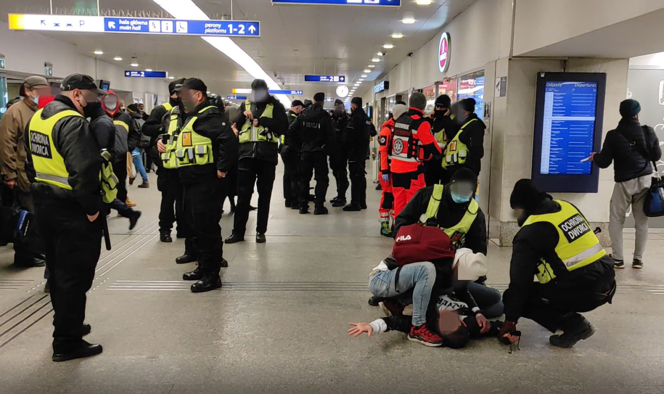 Warszawa. Bestialska interwencja ochrony na oczach policji [WIDEO]