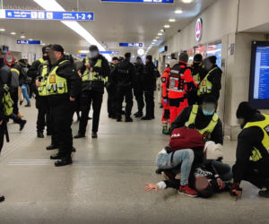 Warszawa. Bestialska interwencja ochrony na oczach policji [WIDEO]