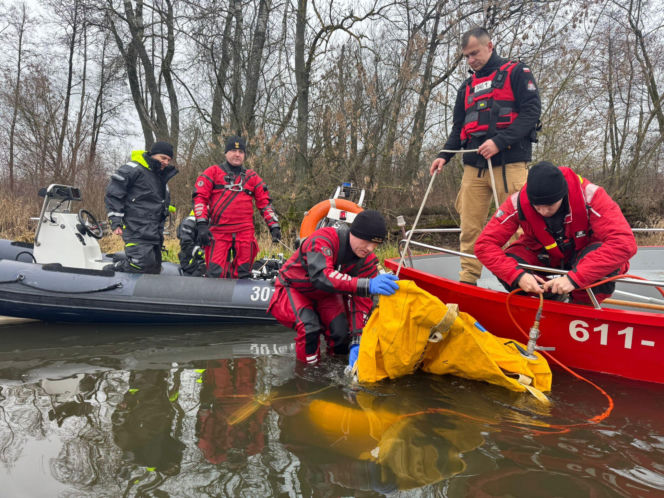 Auto warte fortunę wpadło do rzeki. Akcja ratunkowa trwała dwa dni!