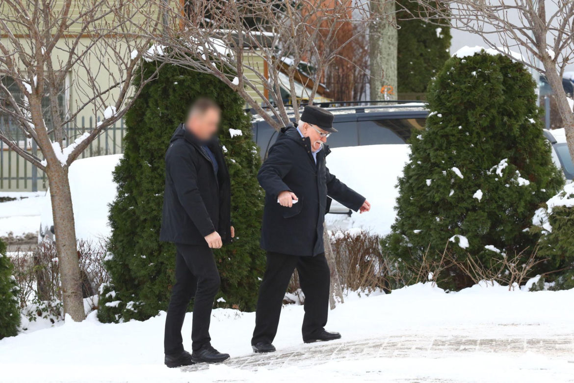 Lech Wałęsa ślizga się na chodniku w drodze do kościoła