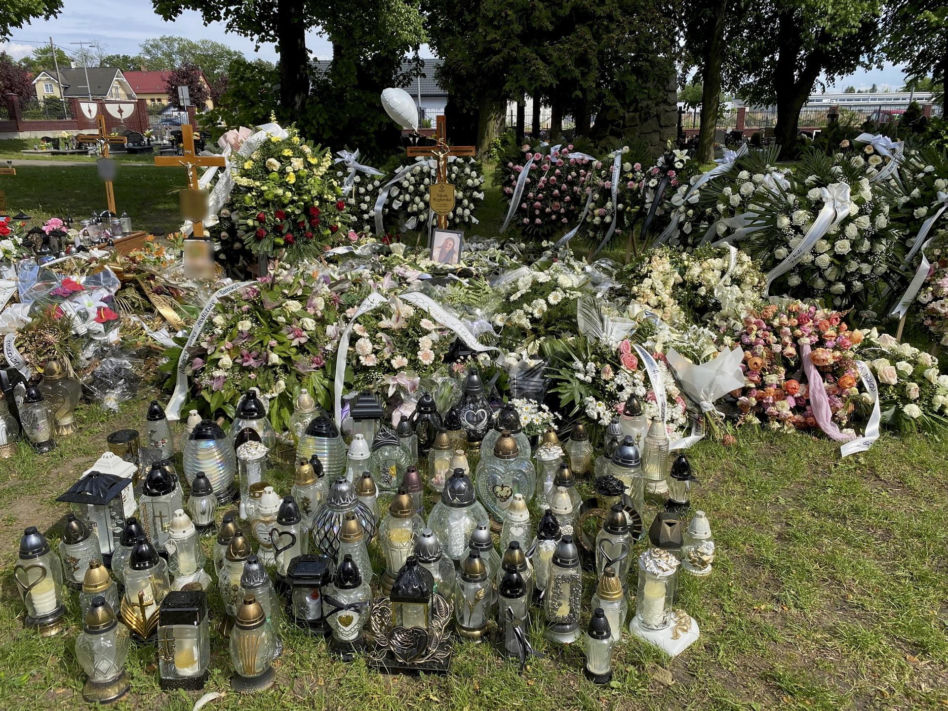 Grób Nikoli Węgłowskiej utonął w kwiatach