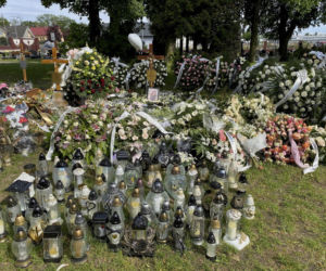 Grób Nikoli Węgłowskiej utonął w kwiatach