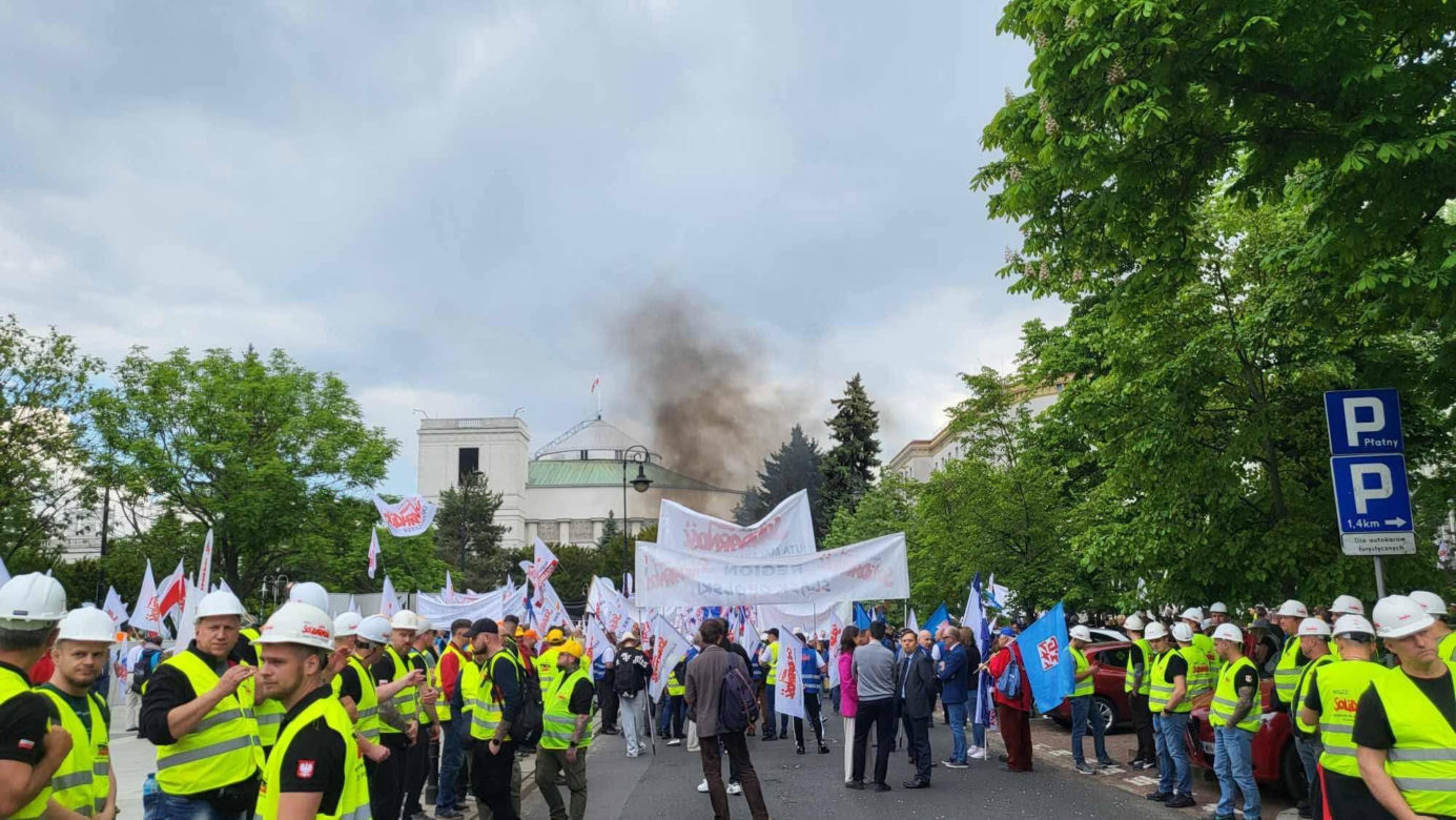 Protest hutników w Warszawie. Idą od Sejmu do Kancelarii Premiera