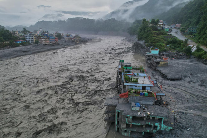 Nepal/ Już 903 ofiary śmiertelne powodzi błyskawicznej; gwałtowny wzrost liczby zaginionych