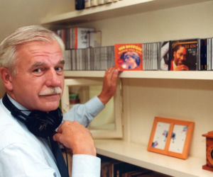 Mało kto wie, że Andrzej Olechowski prezenterem muzycznym i był DJ-em. Wspomniała go gwiazd TVP