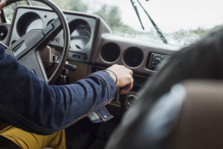 Masz takie nawyki? Jeżdżąc w ten sposób niszczysz sobie auto! Tych 10 grzechów się wystrzegaj
