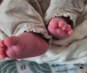 Urodziła i porzuciła dziecko obok pustostanu. Mała Wiktoria cudem przeżyła