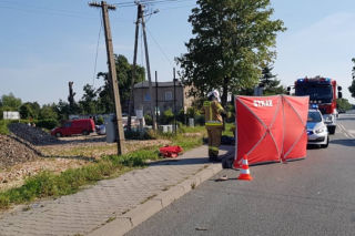 Wszedł na jezdnię wprost pod ciągnik. 45-latek nie miał szans... Śmiertelny wypadek pod Kutnem
