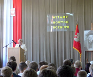 Dyrektor Zespołu Szkół nr 23 mgr inż. arch. Barbara Krakós wita swoich uczniów w nowym roku szkolnym