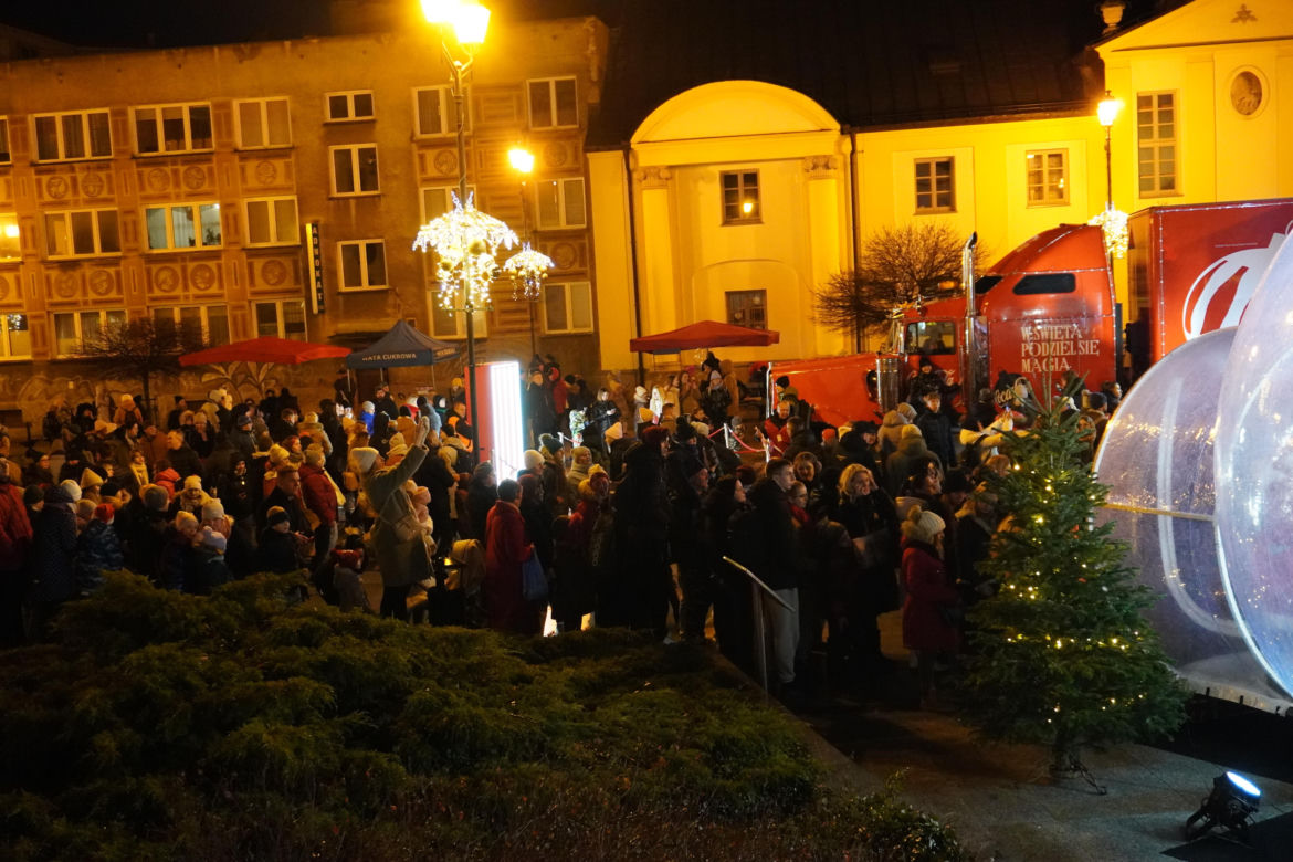 Ciężarówka Coca-cola w Białymstoku! Świąteczna atrakcja przyciągnęła tłumy mieszkańców na Rynek Kościuszki