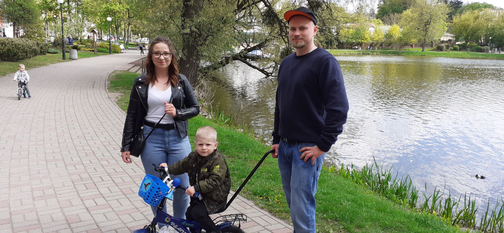 Przechodnie w Iławie bez maseczek oraz pierwsi klienci ogródków w restauracjach