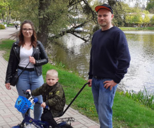 Przechodnie w Iławie bez maseczek oraz pierwsi klienci ogródków w restauracjach