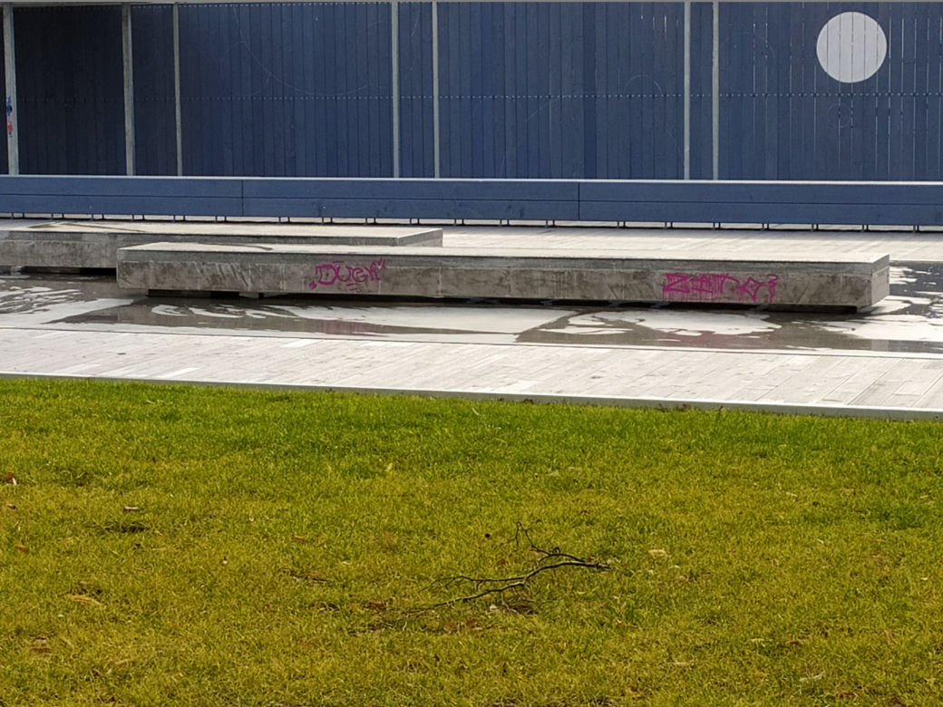 Jeszcze nie otwarty, a już pomazany. Skatepark w centrum Warszawy "przyozdobiony" graffiti