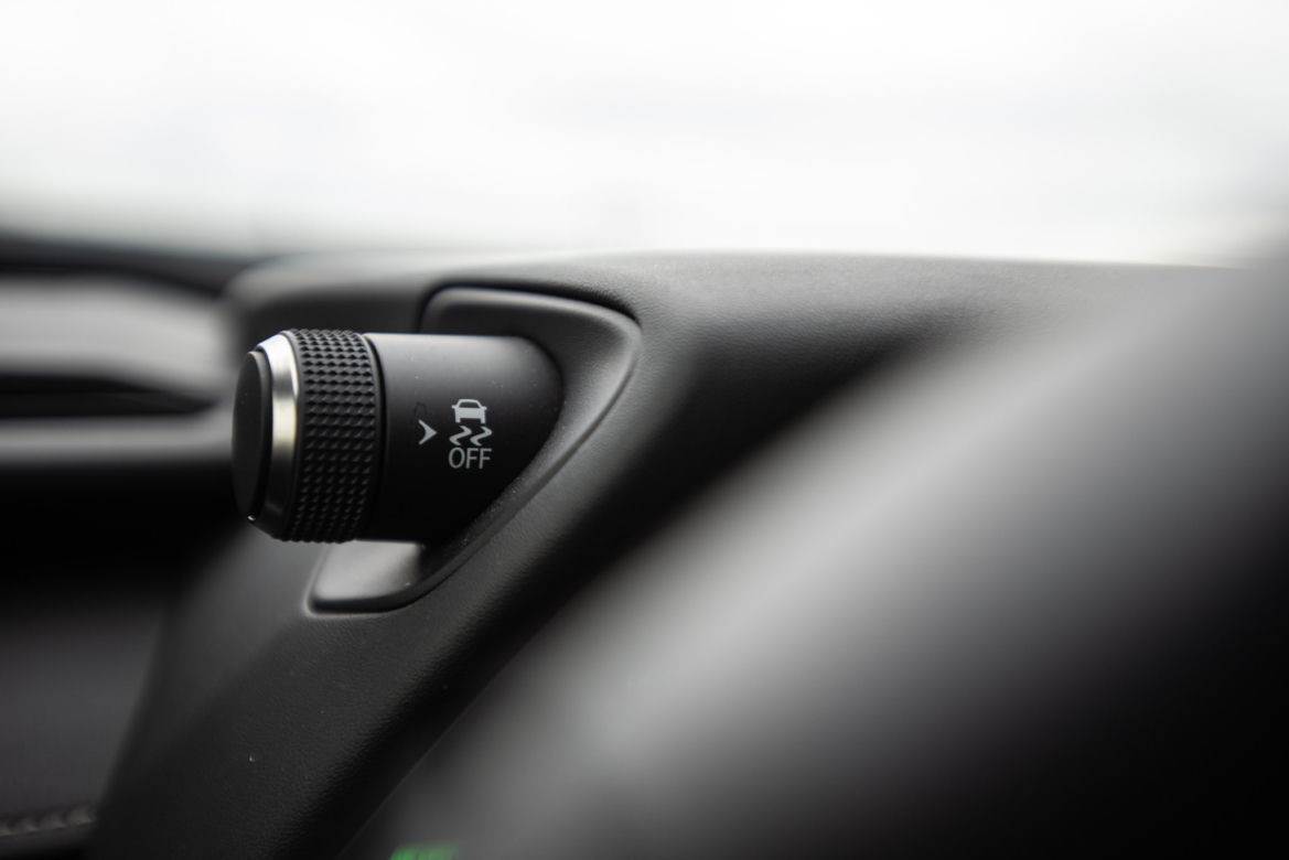 Range Rover Evoque D240 HSE vs Lexus UX 250h 