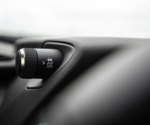 Range Rover Evoque D240 HSE vs Lexus UX 250h 