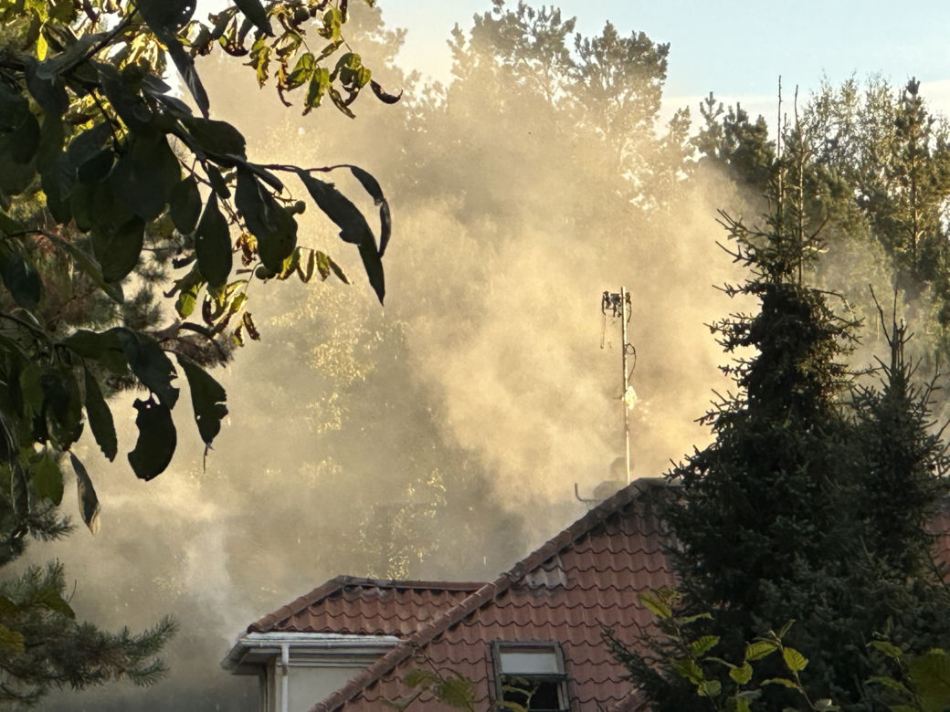 Potężny pożar w Trzcianach pod Legionowem. Całe poddasze w ogniu. Na miejsce przyjechało 9 zastępów straży pożarnej