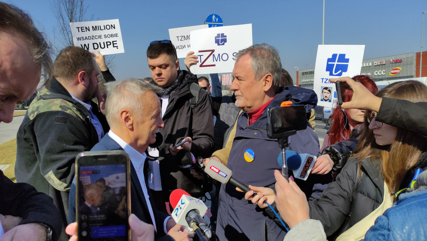 Protest pod siedzibą TZMO. Co dalej z Toruńskimi Zakładami Materiałów Opatrunkowych w Rosji?