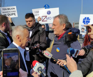 Protest pod siedzibą TZMO. Co dalej z Toruńskimi Zakładami Materiałów Opatrunkowych w Rosji?