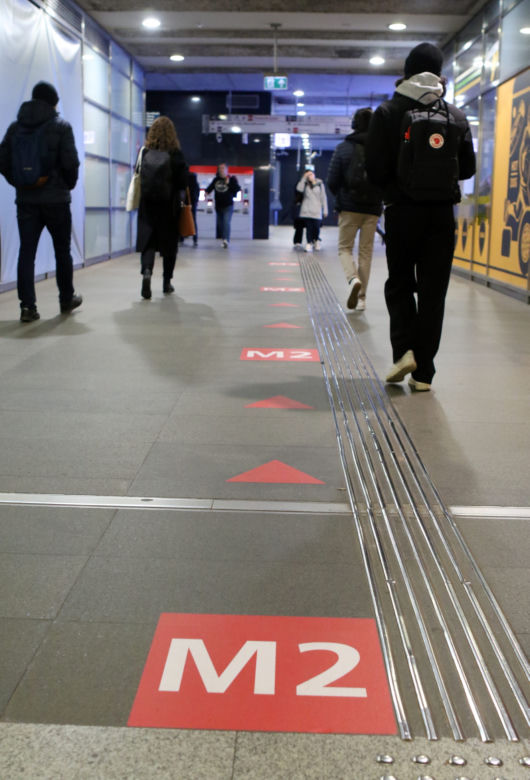 Nowe oznaczenia i tłok w metrze Świętokrzyska