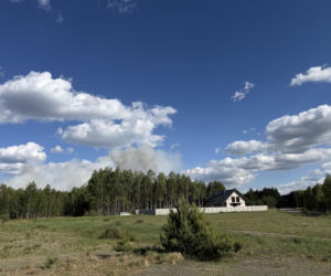 Wielki pożar pod Warszawą. Strażacy walczą z żywiołem