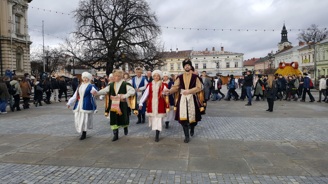 Maturzyści z Nowego Sącza zatańczyli poloneza na Ryku 