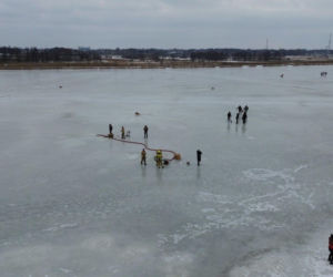 W akcji wykonywania przerębli pomagali druhowie OSP