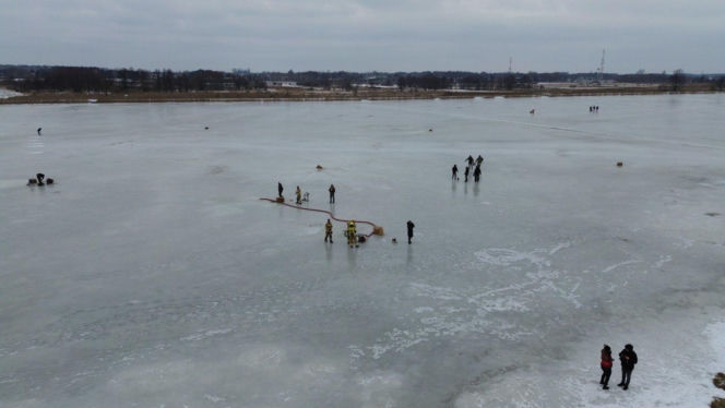 W akcji wykonywania przerębli pomagali druhowie OSP