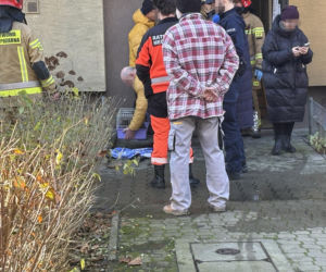 Pożar mieszkania na parterze. Strażacy z ognia wynieśli przerażonego kota