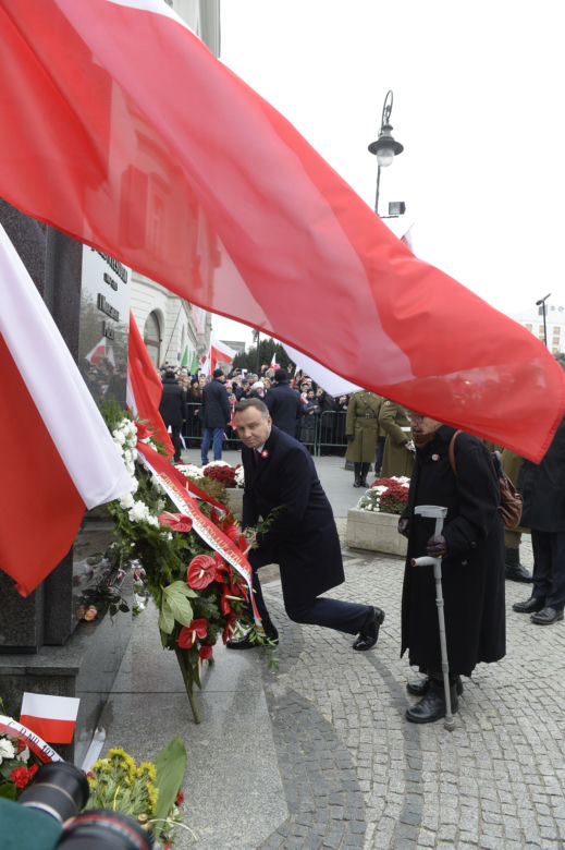 Andrzej Duda pod pomnikiem Józefa Piłsudskiego położył tylko dwie róże 