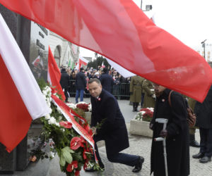 Andrzej Duda pod pomnikiem Józefa Piłsudskiego położył tylko dwie róże 