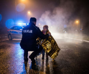 Pożar samochodu w Gralewie. Policjanci ugasili płonące auto matki z dzieckiem