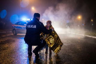 Pożar samochodu w Gralewie. Policjanci ugasili płonące auto matki z dzieckiem