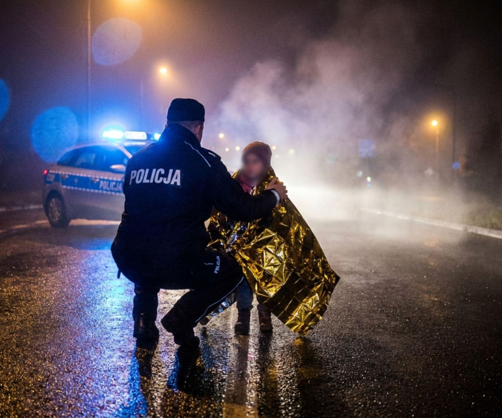 Pożar samochodu w Gralewie. Policjanci ugasili płonące auto matki z dzieckiem