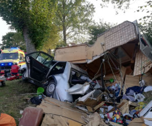 Śmiertelny wypadek auta z przyczepą kempingową w powiecie braniewskim. Nie żyje 35-latek