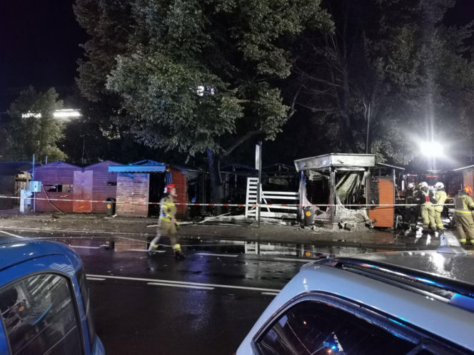 Spłonęło kilkanaście boksów. Nocny pożar targowiska w centrum Katowic