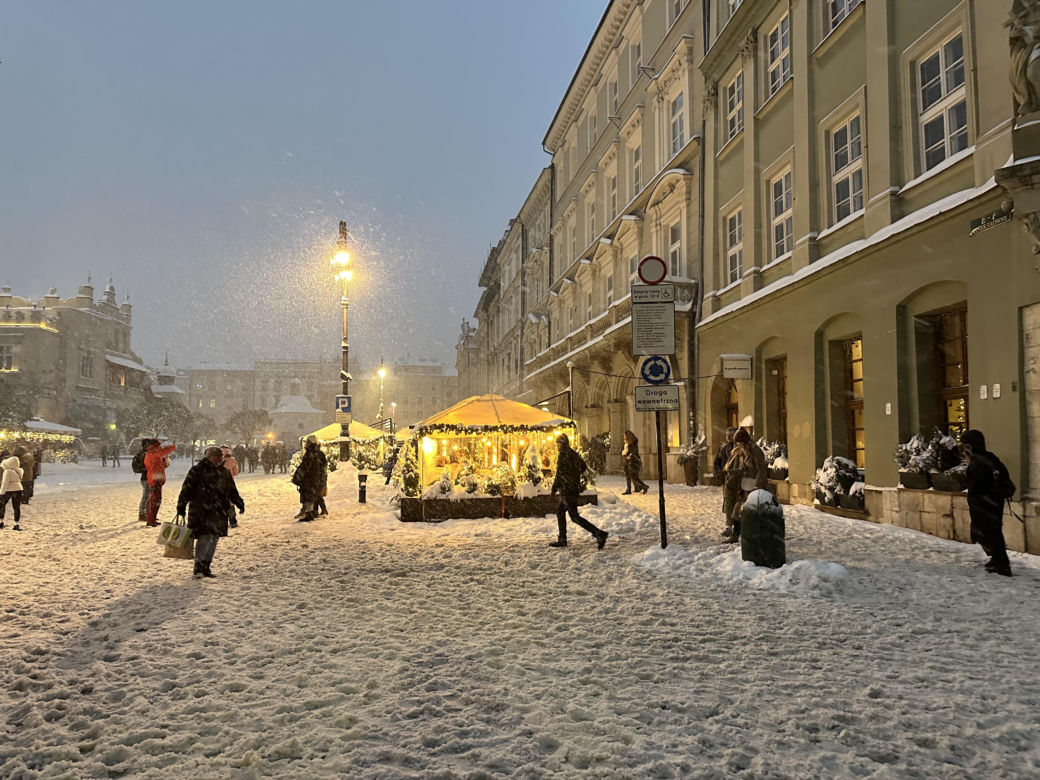 Choinka rozbłysła na Rynku Głównym. Tak wygląda Kraków w zimowej scenerii! 