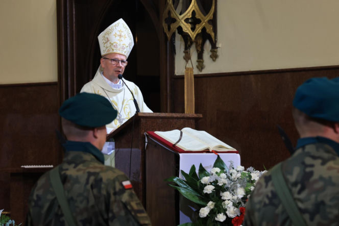 Szok po tragedii w Łodzi. Dziesięć malutkich trumienek na pogrzebie. Tego widoku nie da się wyrzucić z głowy
