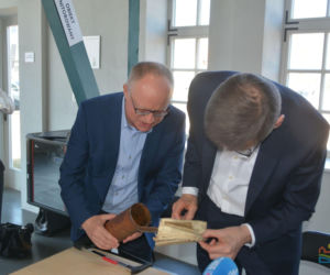 W Olsztynie znaleziono KAPSUŁĘ CZASU. Co skrywała w środku? [ZDJĘCIA]