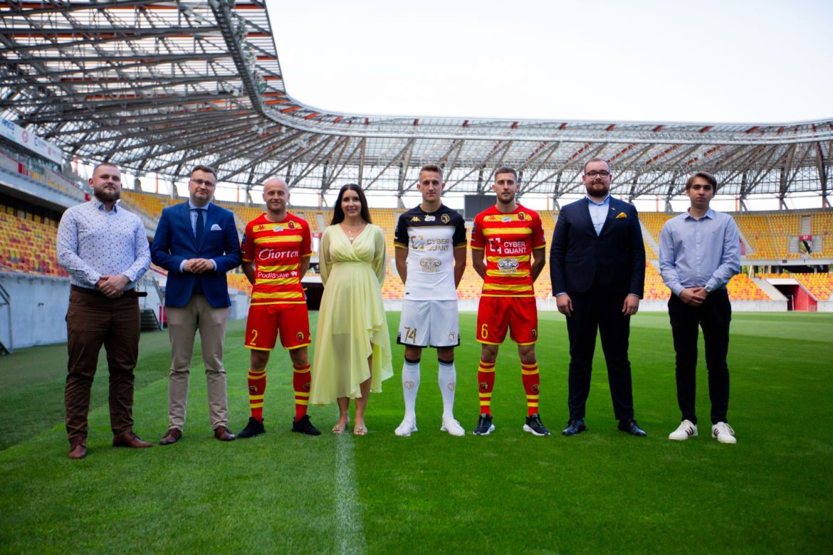 Jagiellonia Białystok. Nowe koszulki na otwarcie sezonu Ekstraklasy [ZDJĘCIA, WIDEO]