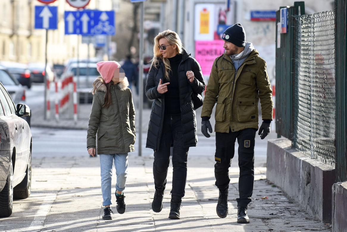 Martyna Wojciechowska z córeczką i z Przemkiem Kossakowski na spacerze