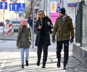 Martyna Wojciechowska z córeczką i z Przemkiem Kossakowski na spacerze
