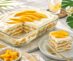 Mango float bez pieczenia. Herbatniki miękną między warstwami owoców i kremu