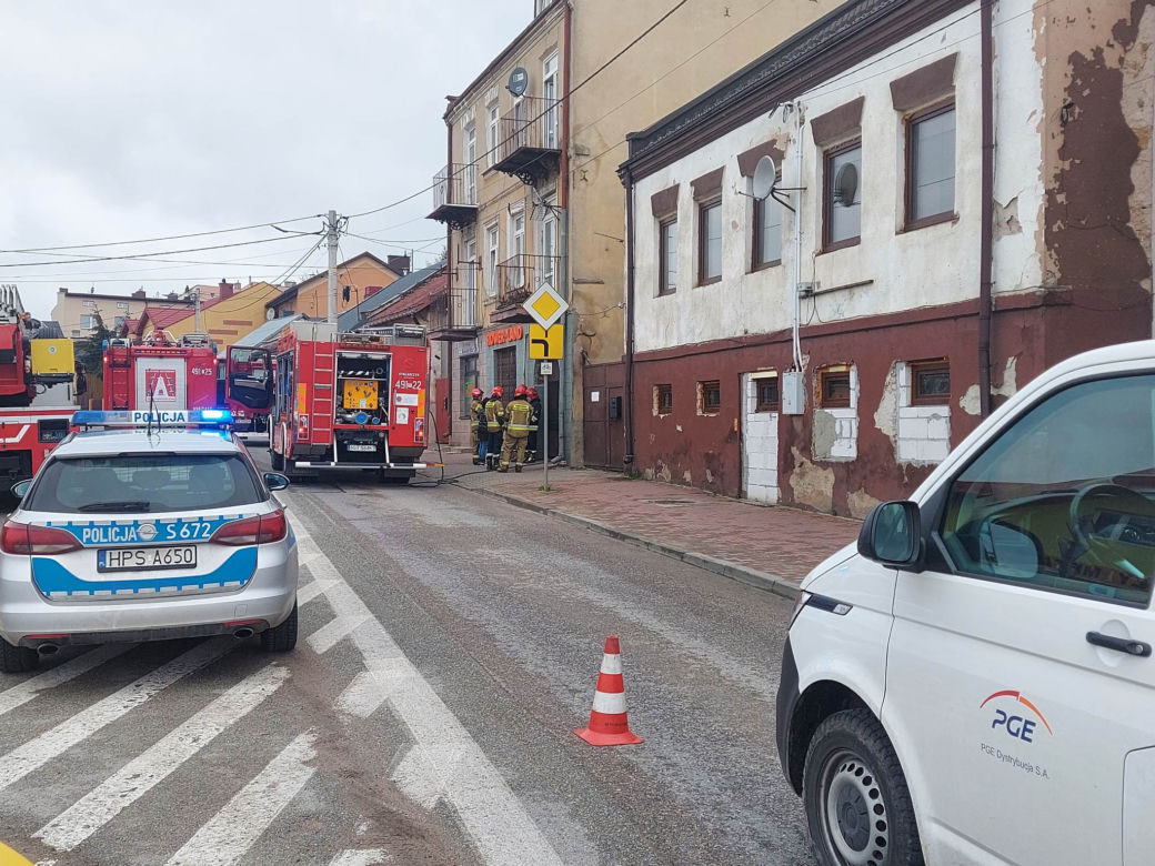 Pożar w kamienicy przy Iłżeckie w Starchowicach! W niedzielny poranek służby w akcji
